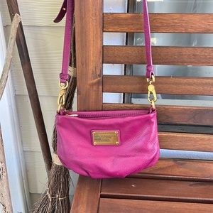 Marc Jacobs Percy Classic Q MAGENTA small crossbody bag😵😍 EUC